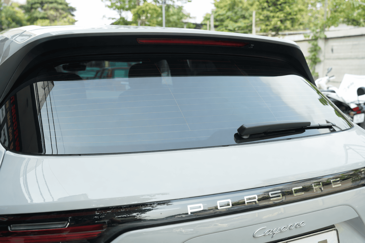 Kính hậu xe Porsche sau khi dán phim cách nhiệt
