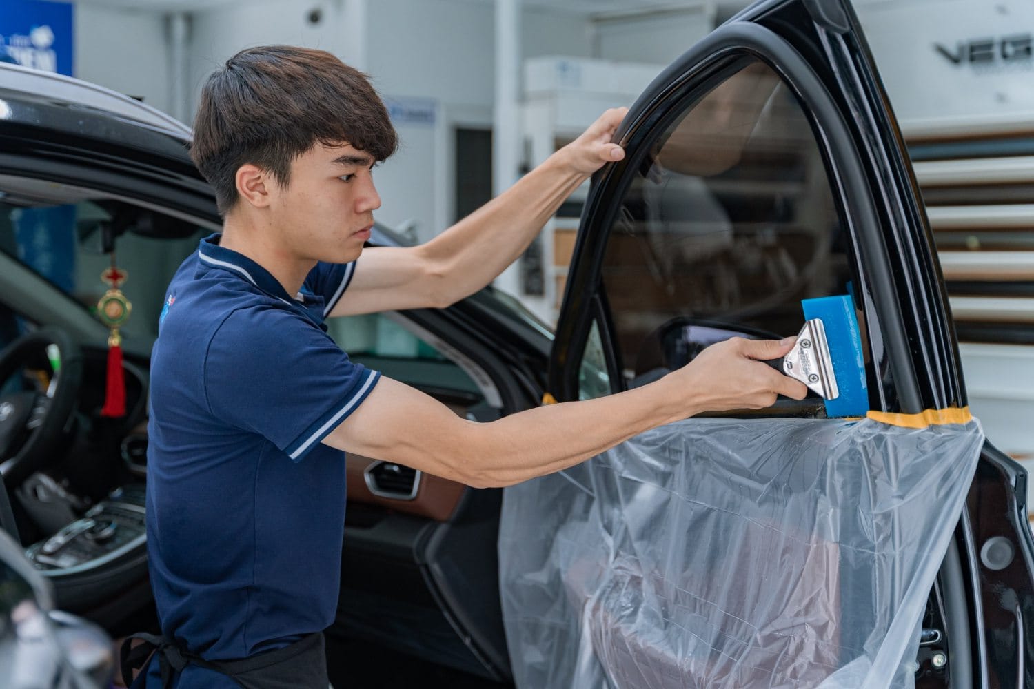 Kỹ thuật vào phim kính sườn trước ô tô