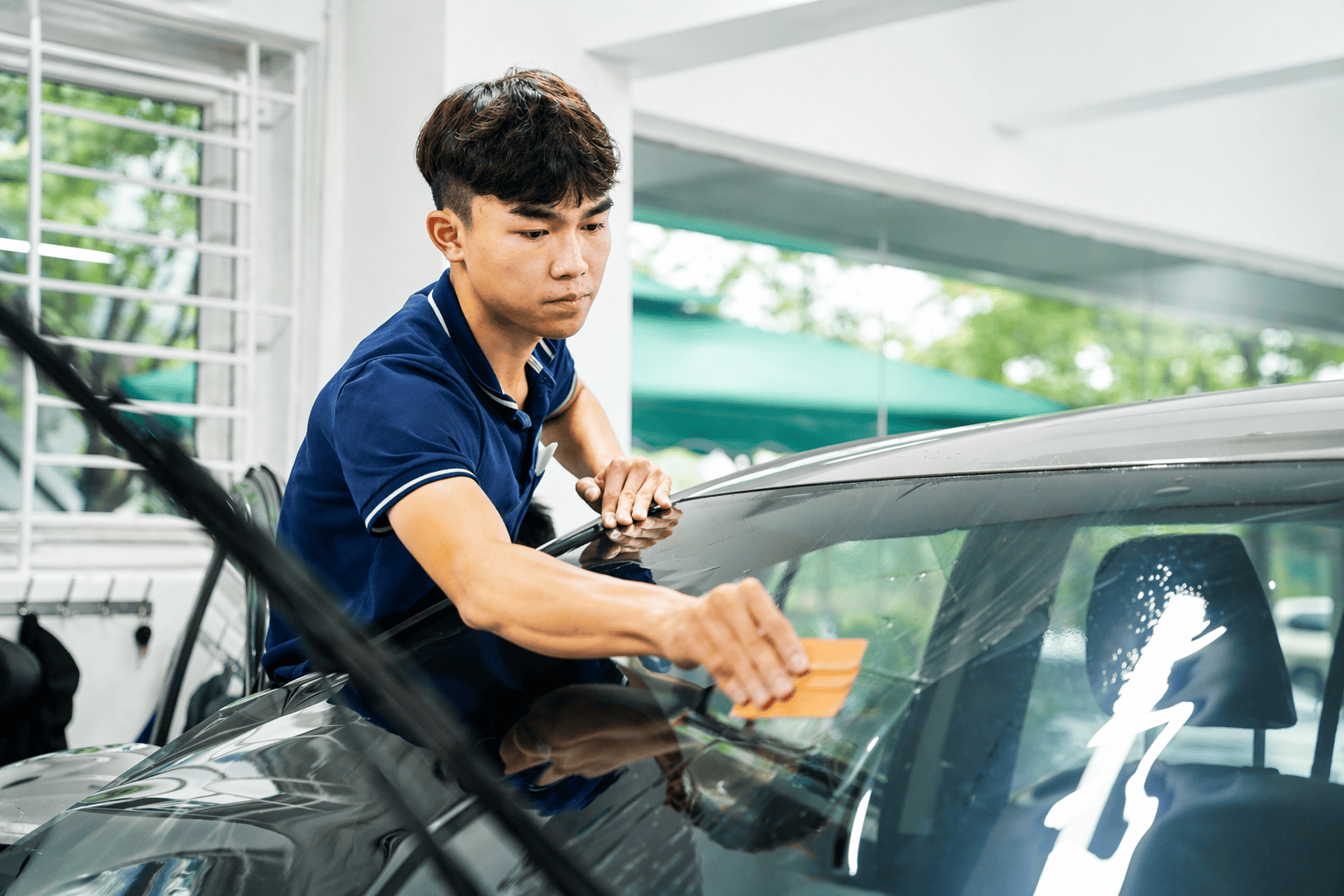 Thi công phim cách nhiệt ô tô ANTEK ở kính lái