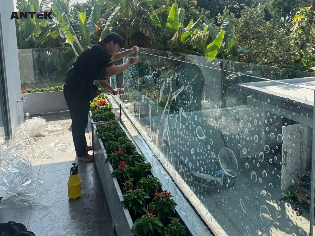 Dán phim an toàn kính cho cửa kính và vách kính lớn