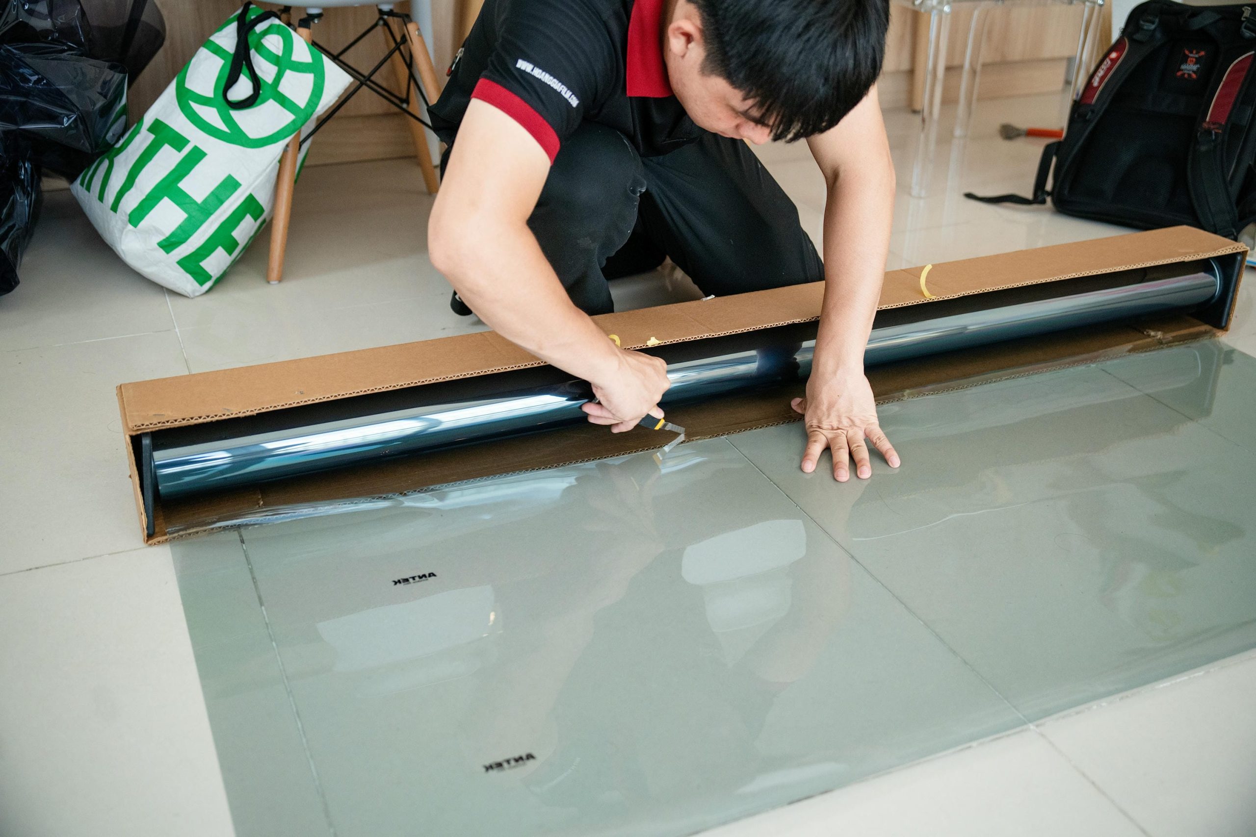 Chuẩn bị cuộn phim cách nhiệt ANTEK trước khi thi công thực tế